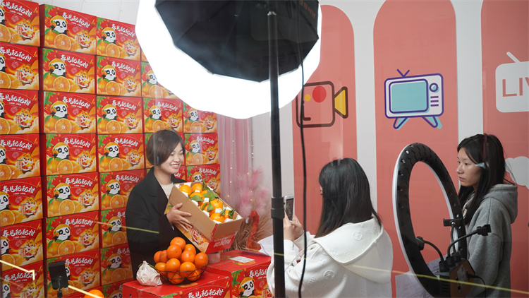 電商專業(yè)學(xué)生電商直播實(shí)訓(xùn)活動(dòng)如火如荼開展中……