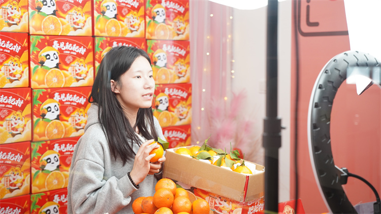 電商專業(yè)學(xué)生電商直播實(shí)訓(xùn)活動(dòng)如火如荼開展中……