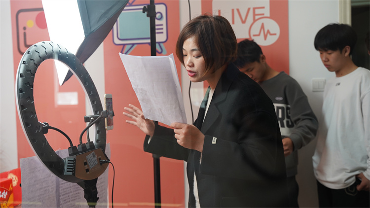 電商專業(yè)學(xué)生電商直播實(shí)訓(xùn)活動(dòng)如火如荼開展中……