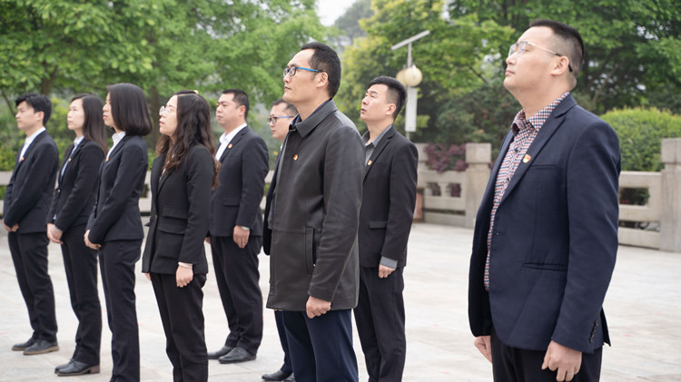 清明祭英烈，新華獻(xiàn)哀思