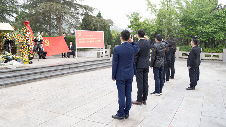 清明祭英烈，新華獻(xiàn)哀思