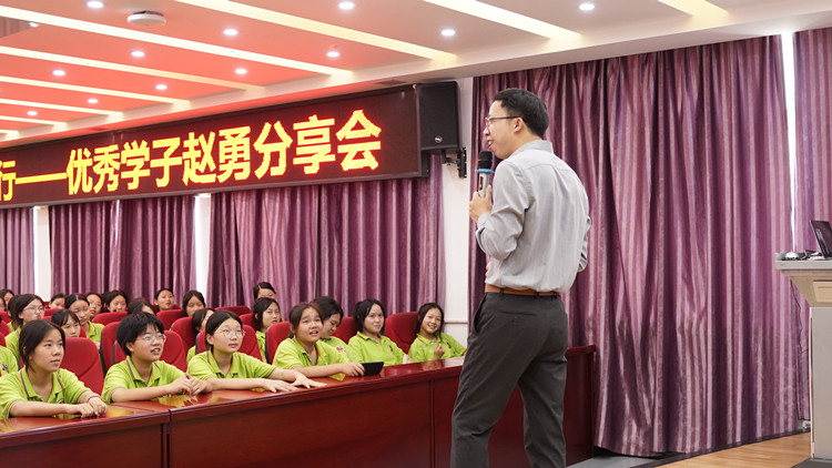 我校年度十佳創(chuàng)就業(yè)之星頒獎盛典圓滿禮成