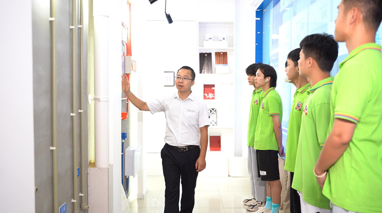 鶴發(fā)銀絲印日月，丹心熱血沃新花