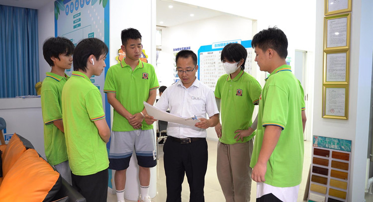 鶴發(fā)銀絲印日月，丹心熱血沃新花