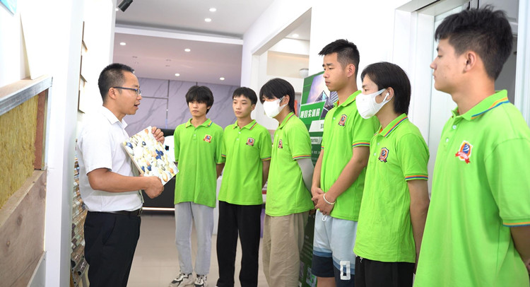 鶴發(fā)銀絲印日月，丹心熱血沃新花