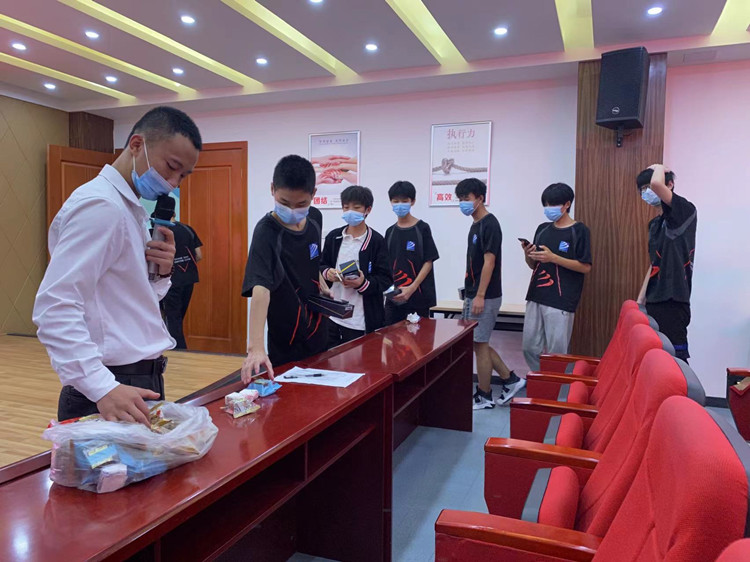 我負(fù)責(zé)雨露陽光，你負(fù)責(zé)茁壯成長