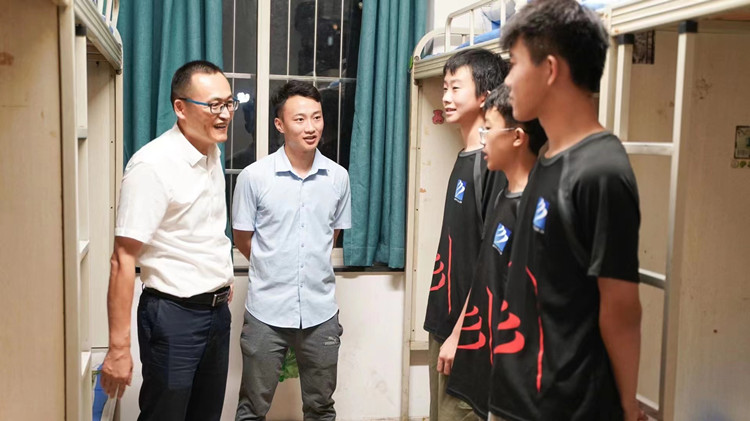 我負(fù)責(zé)雨露陽光，你負(fù)責(zé)茁壯成長