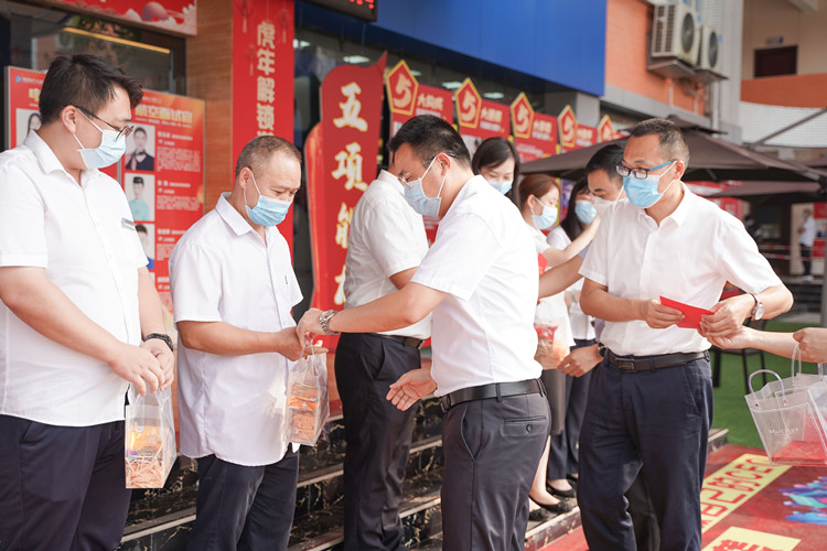 雙節(jié)同慶，情滿校園