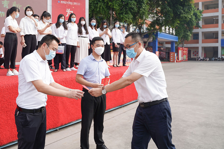 雙節(jié)同慶，情滿校園