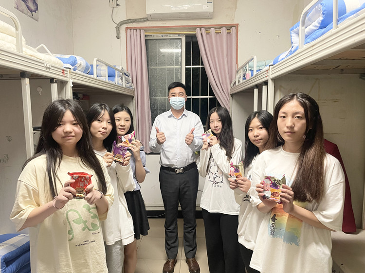 雙節(jié)同慶，情滿校園