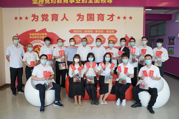 雙節(jié)同慶，情滿校園