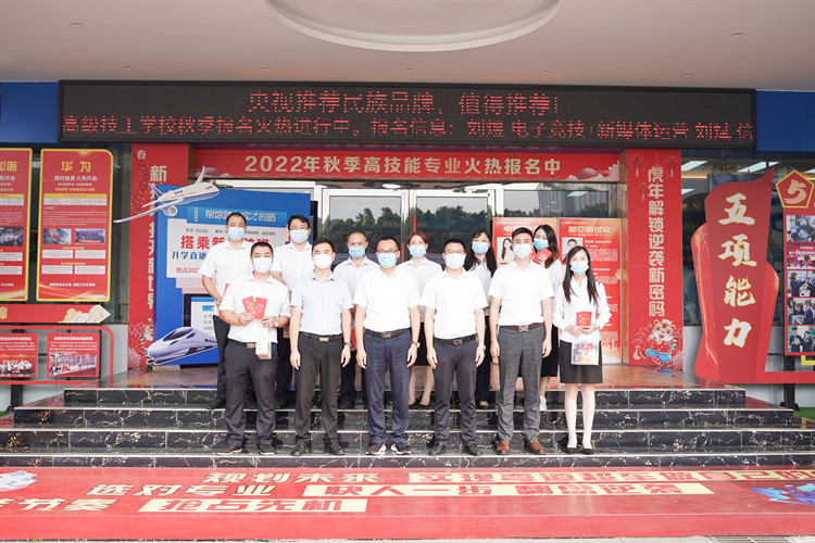 雙節(jié)同慶，情滿校園