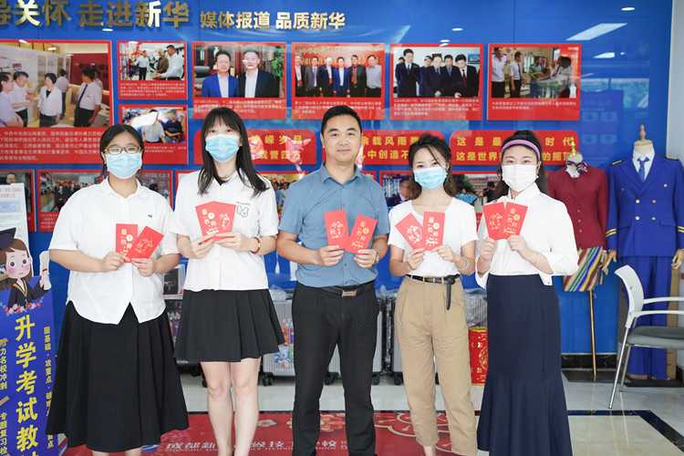 雙節(jié)同慶，情滿校園