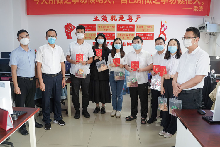 雙節(jié)同慶，情滿校園