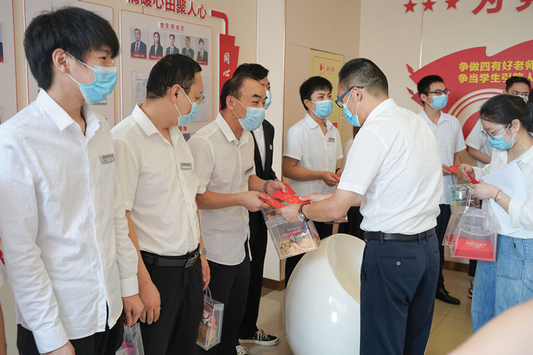 雙節(jié)同慶，情滿校園