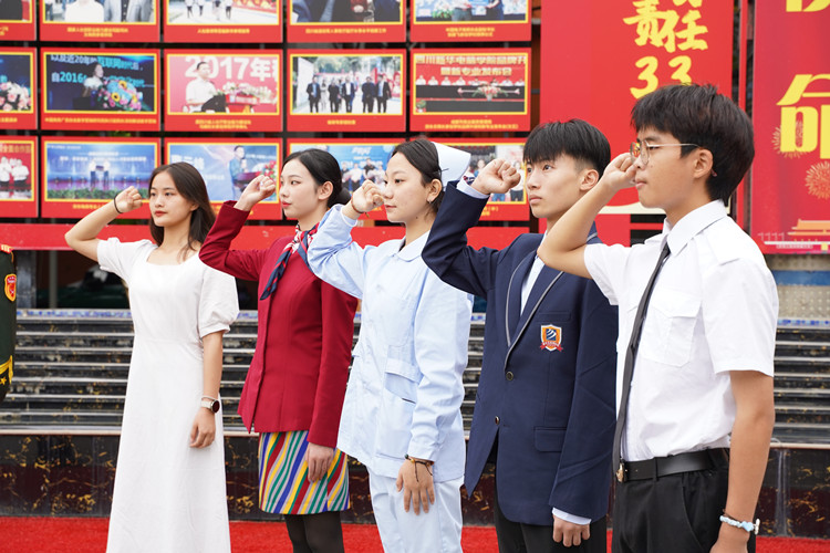 祖國頌！新華迎國慶，祝?！罢b”祖國