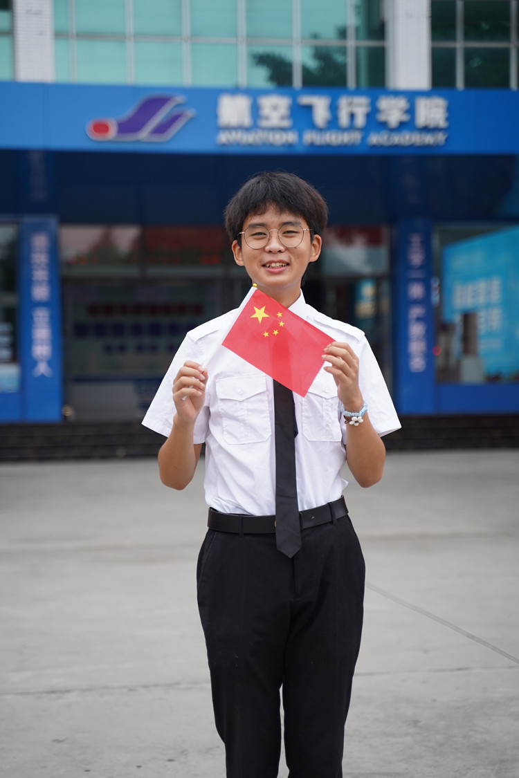 祖國頌！新華迎國慶，祝?！罢b”祖國