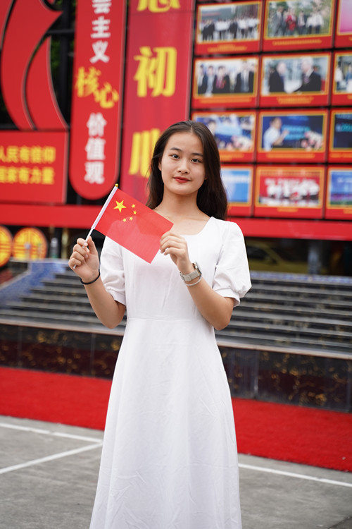 祖國頌！新華迎國慶，祝?！罢b”祖國