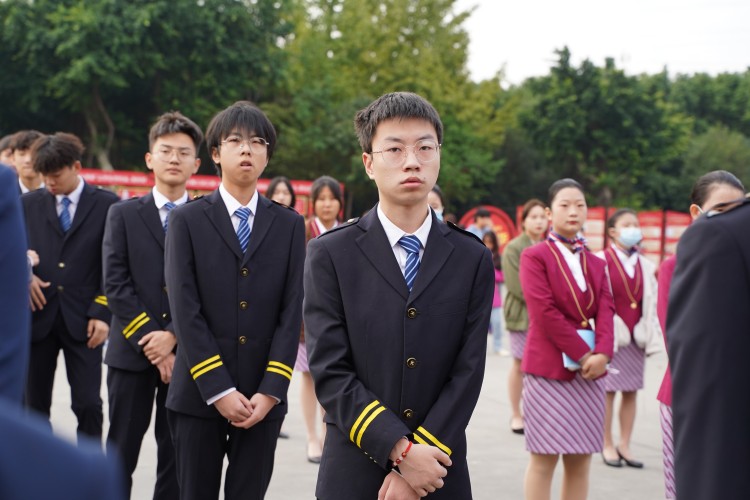 二十大奮進(jìn)譜華章，新華緊隨育棟梁