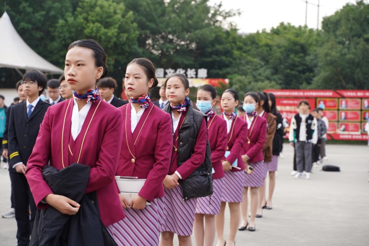 二十大奮進(jìn)譜華章，新華緊隨育棟梁