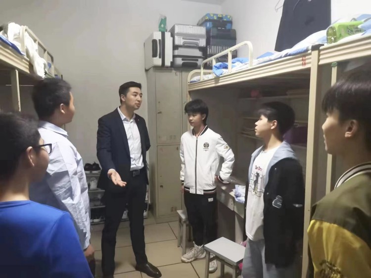 二十大奮進(jìn)譜華章，新華緊隨育棟梁