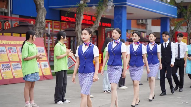 優(yōu)秀學(xué)子|逐夢(mèng)藍(lán)天，共赴未來