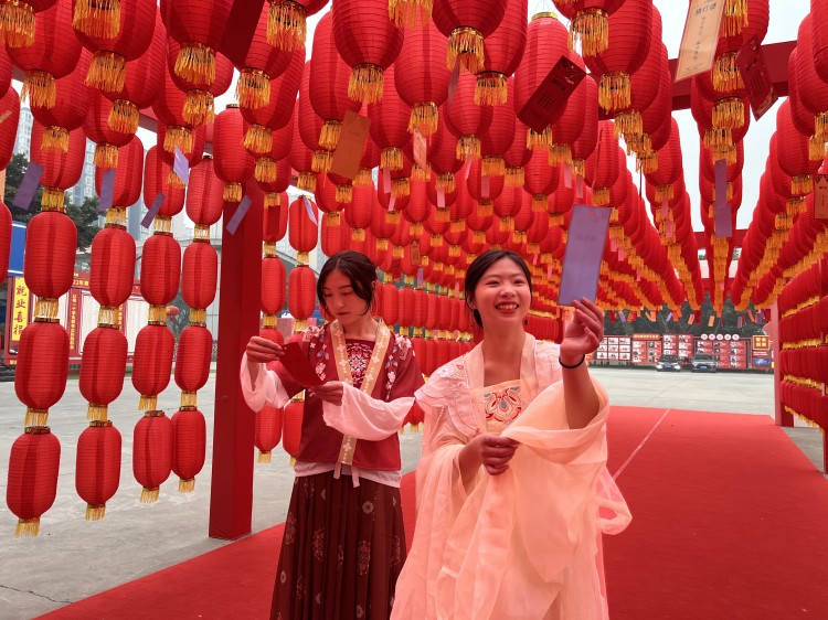 卯兔接福鬧元宵，遺風(fēng)佳韻匯佳節(jié)