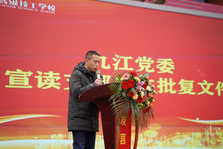 青春心向黨！與新華新生團員一起見證這場授牌、揭牌儀式