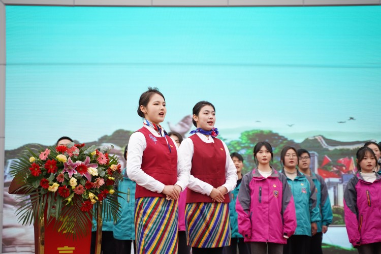 青春心向黨！與新華新生團員一起見證這場授牌、揭牌儀式