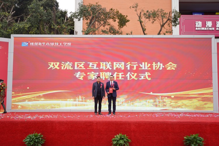 青春心向黨！與新華新生團員一起見證這場授牌、揭牌儀式