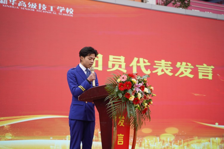 青春心向黨！與新華新生團員一起見證這場授牌、揭牌儀式