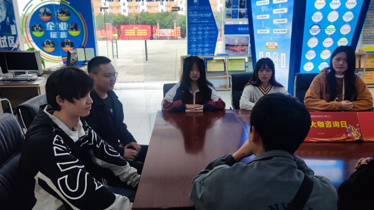 職引未來|成都新華高級技工學(xué)校專場招聘會全面開花