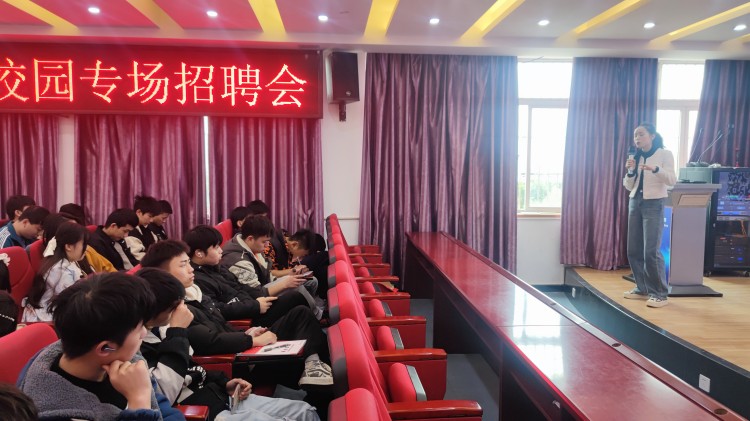 職引未來|成都新華高級技工學(xué)校專場招聘會全面開花