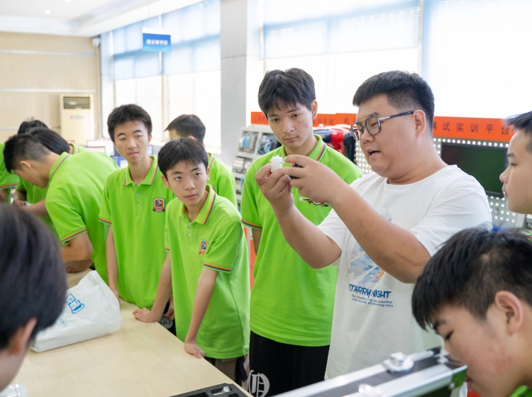 成都新華工業(yè)機器人暑期夏令營,開營！