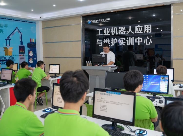 成都新華工業(yè)機器人暑期夏令營,開營！