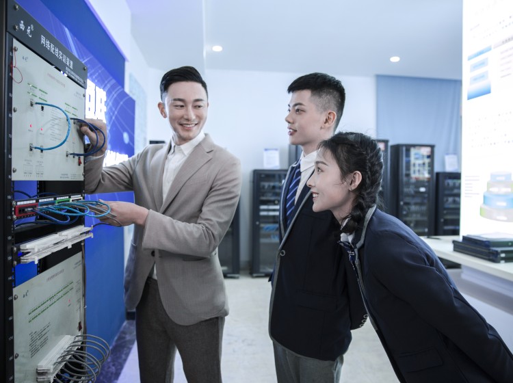 高中沒(méi)畢業(yè)，成都哪家學(xué)校好？