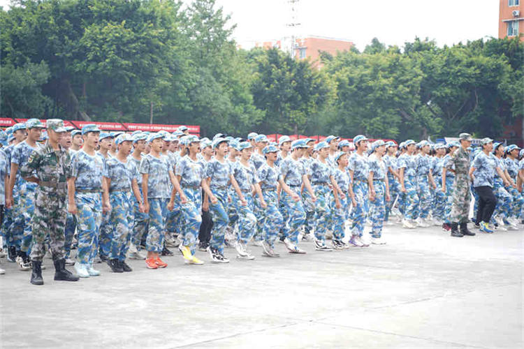 強(qiáng)國(guó)復(fù)興有我——2023四川新華電腦學(xué)校秋季軍訓(xùn)匯演圓滿落幕