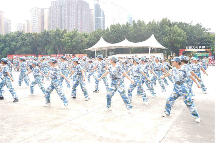 強(qiáng)國(guó)復(fù)興有我——2023四川新華電腦學(xué)校秋季軍訓(xùn)匯演圓滿落幕