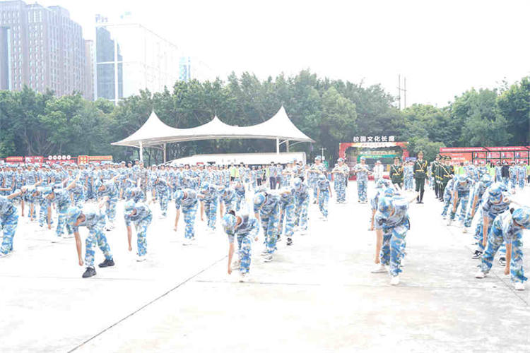 強(qiáng)國(guó)復(fù)興有我——2023四川新華電腦學(xué)校秋季軍訓(xùn)匯演圓滿落幕