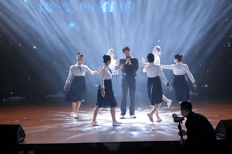 邀請賽在我校圓滿閉幕，新華學(xué)子勇奪佳績