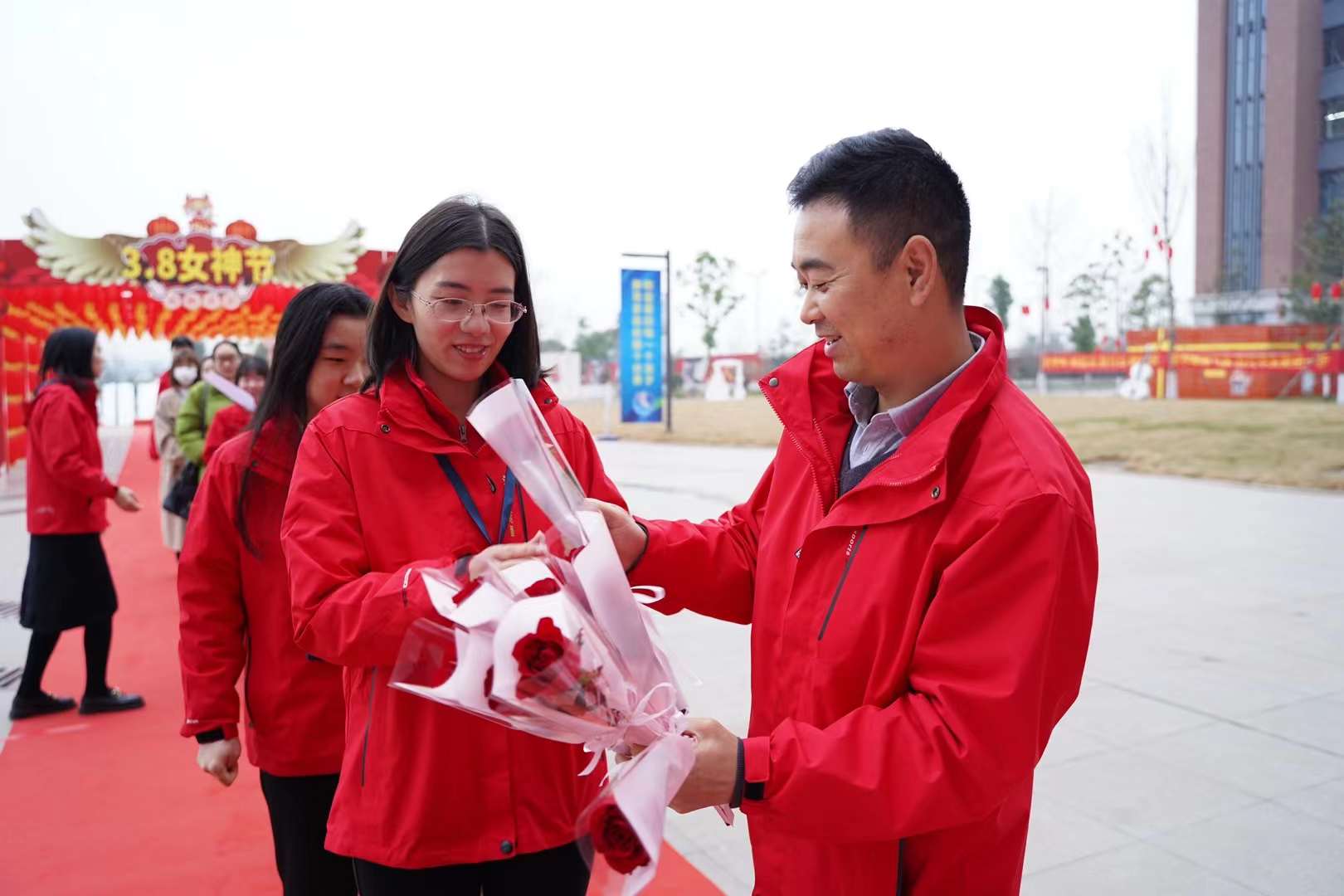 婦女節(jié)！獻(xiàn)給所有成都新華的女老師們