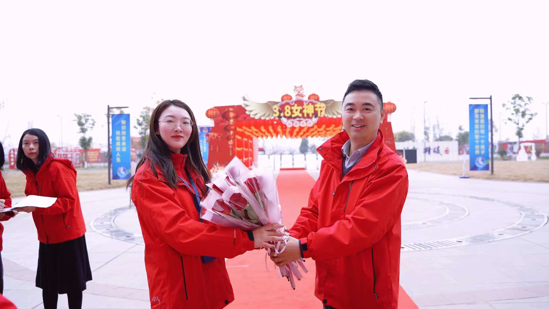 婦女節(jié)！獻(xiàn)給所有成都新華的女老師們