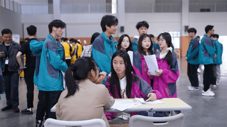 100+崗位來襲，成都新華這場(chǎng)招聘會(huì)，厲害