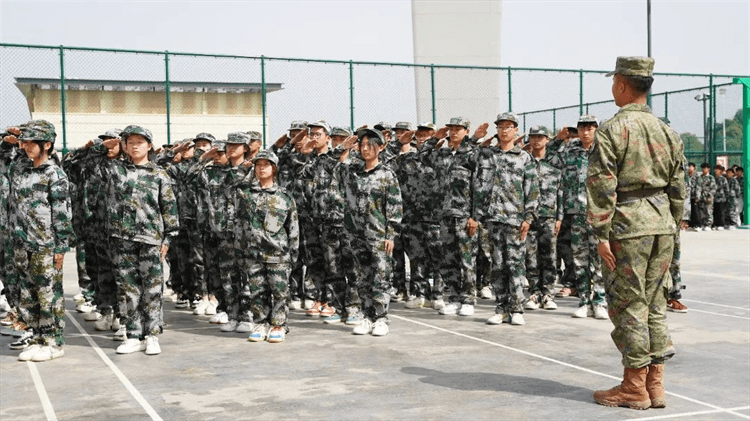 2024級春季新生軍事素質(zhì)拓展訓(xùn)練匯報(bào)表演