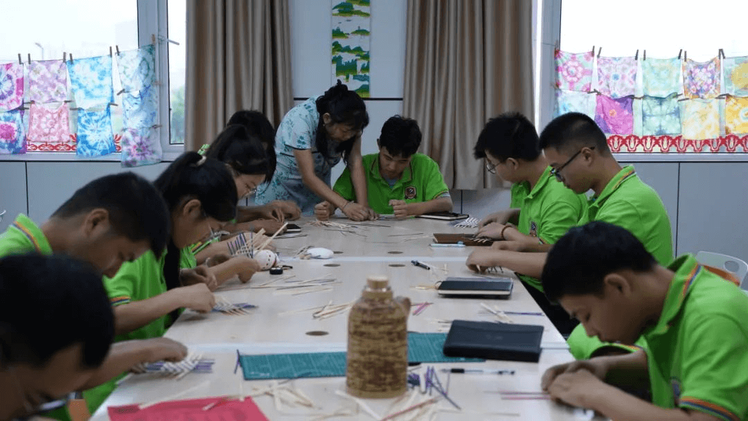 初入新華的他們，在學(xué)校學(xué)習(xí)生活怎么樣？