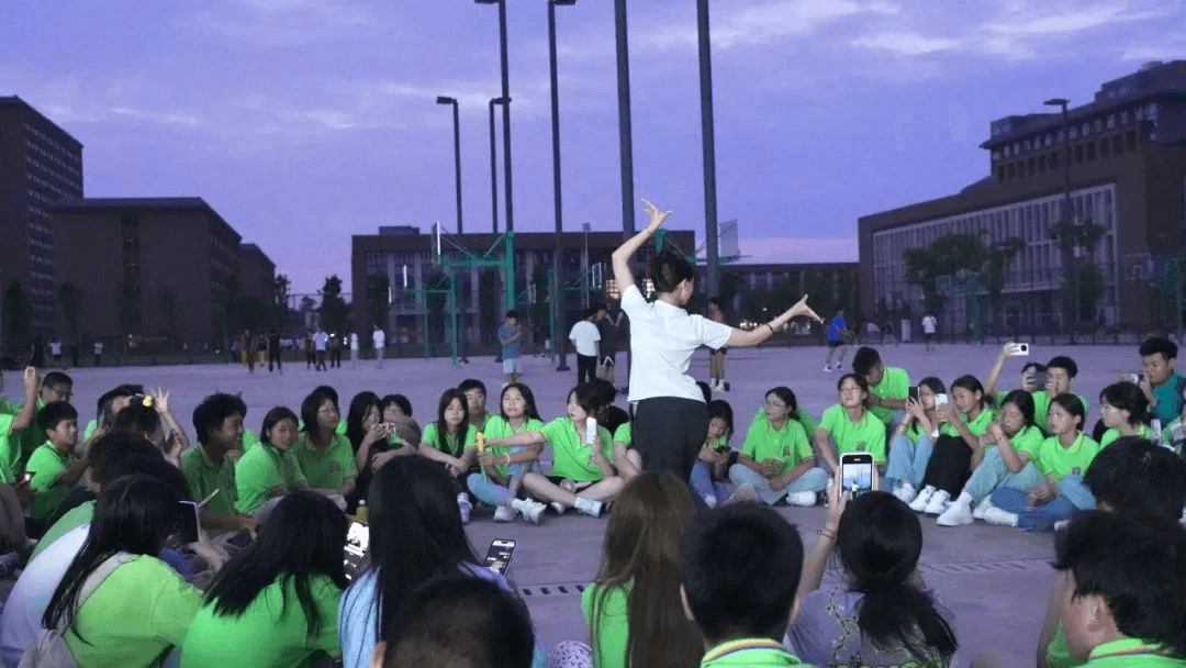 初入新華的他們，在學(xué)校學(xué)習(xí)生活怎么樣？