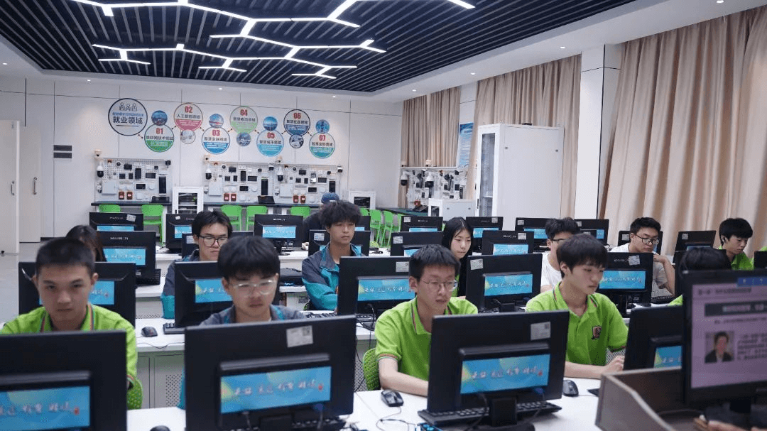 初入新華的他們，在學(xué)校學(xué)習(xí)生活怎么樣？