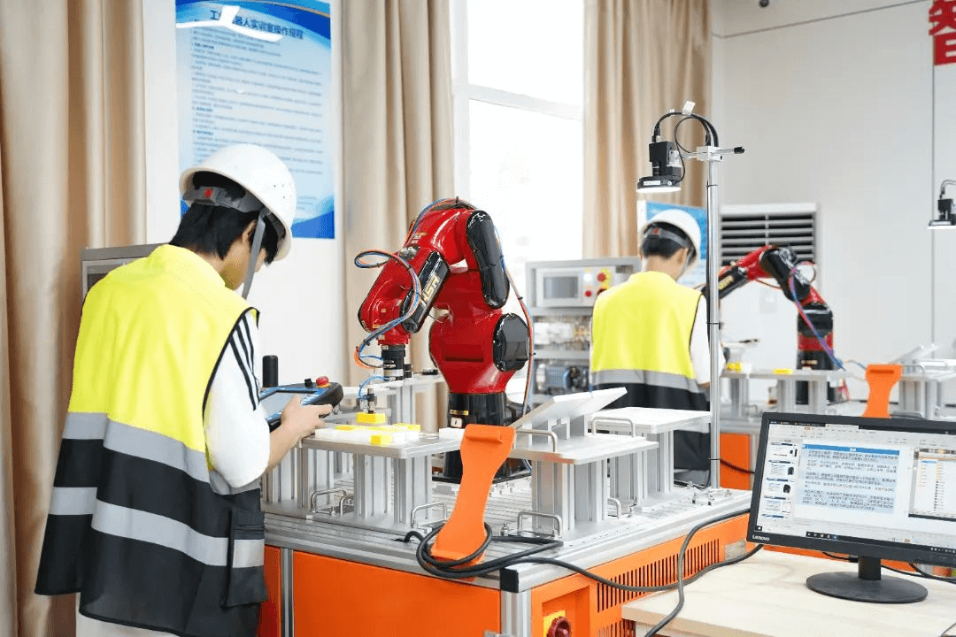 在成都新華，同學(xué)們是怎么上課的？