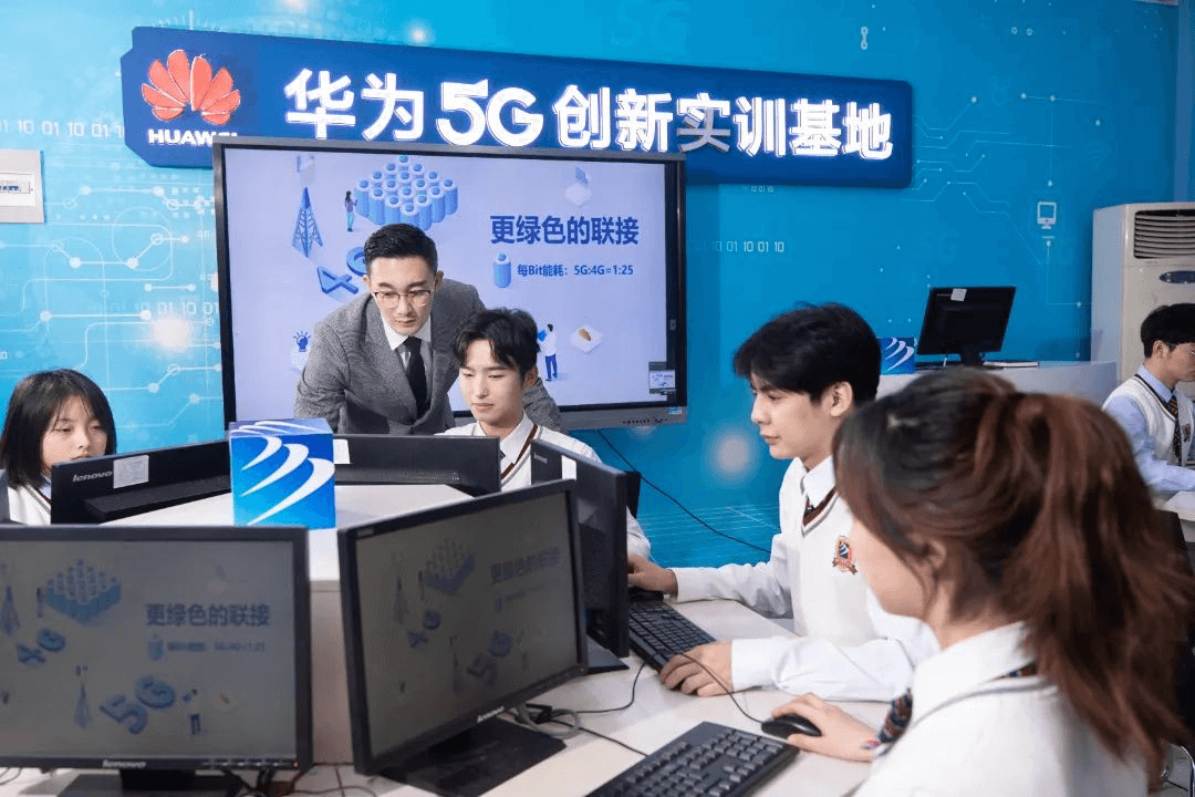 臨近九月開(kāi)學(xué)，初高中生扎堆來(lái)校