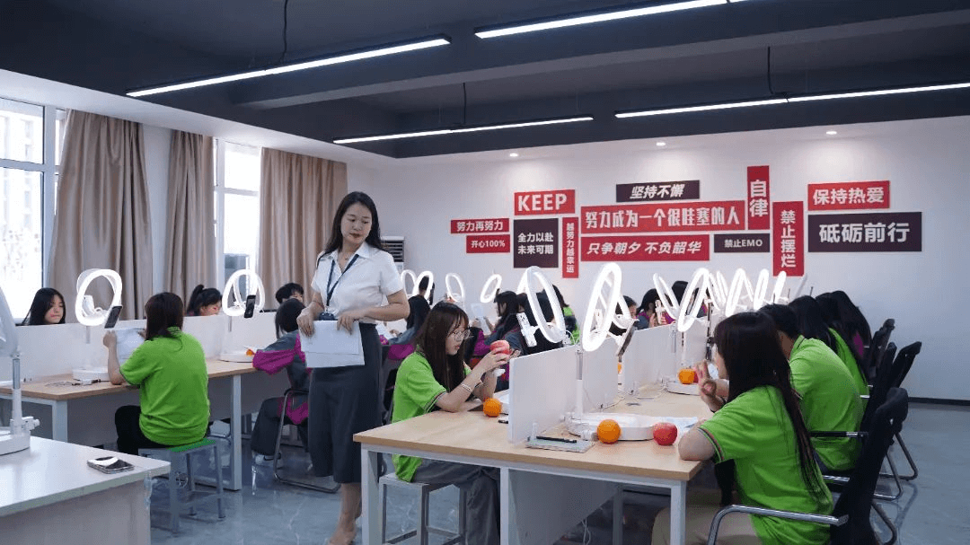 家長(zhǎng)請(qǐng)放心，孩子在新華都挺好！